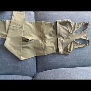 Alo yoga set green